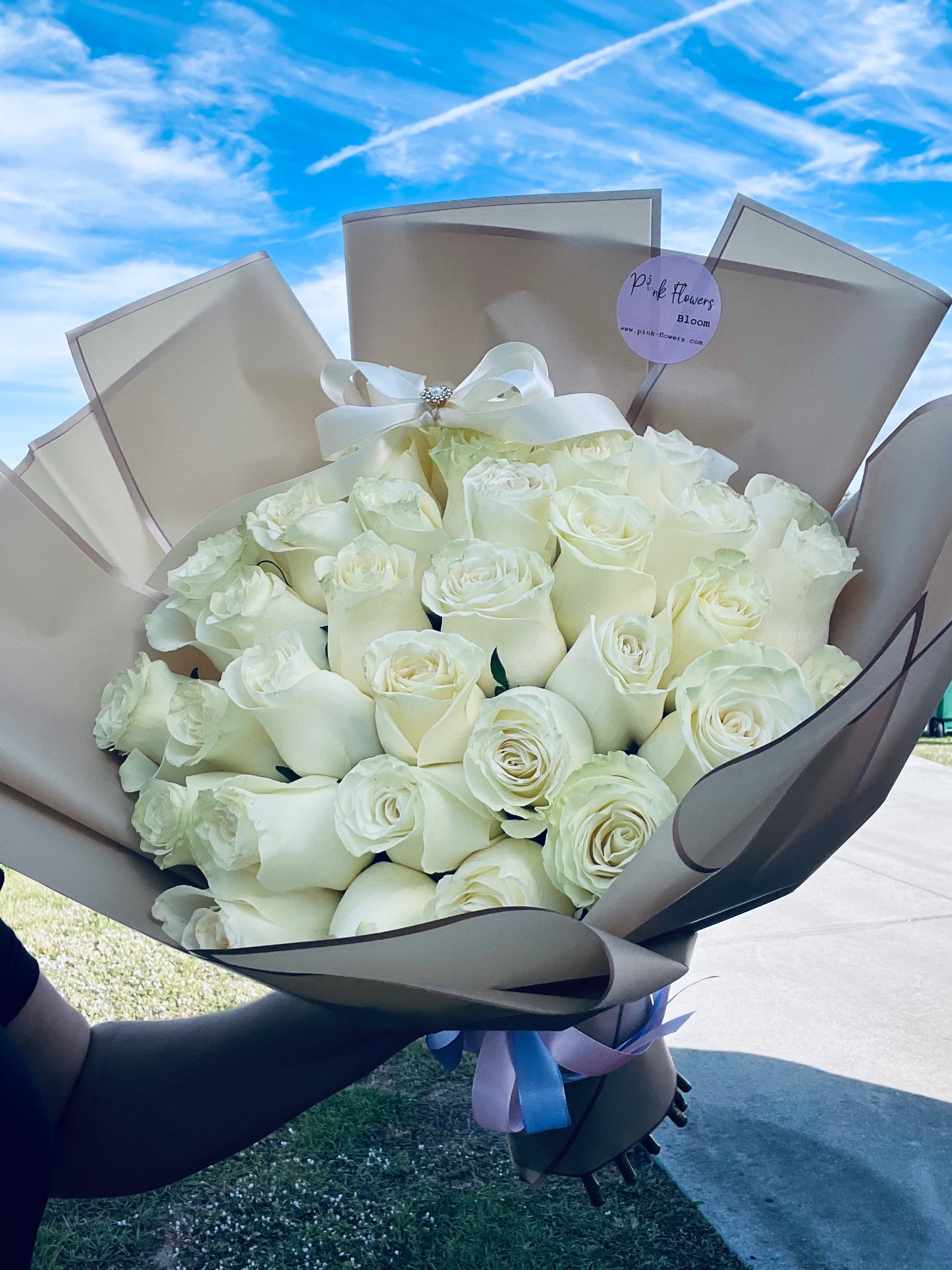 25 White Premium Roses Bouquet
