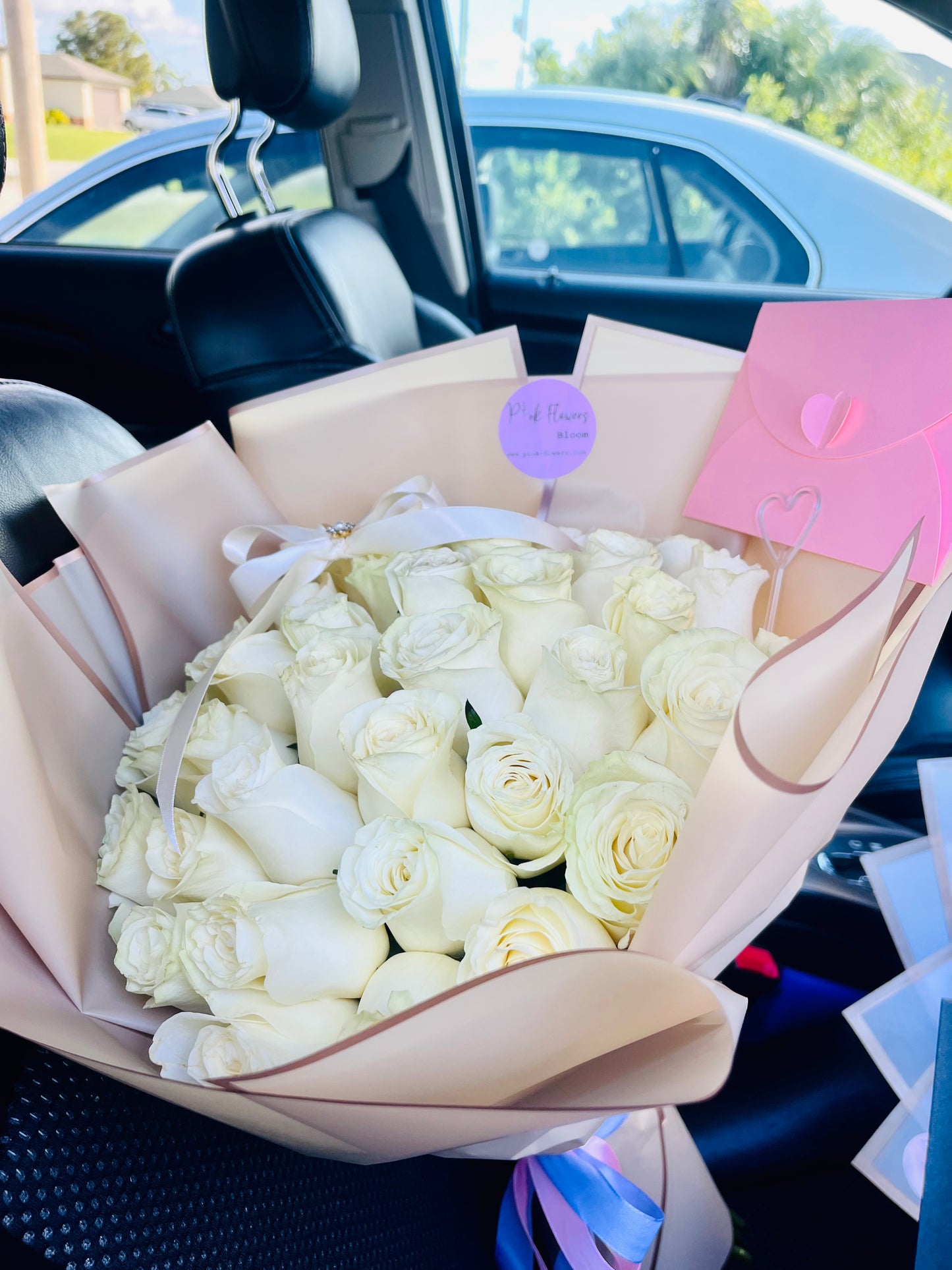 25 White Premium Roses Bouquet