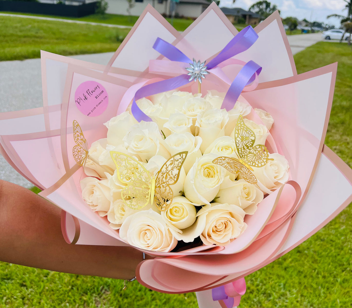 25 White Premium Roses Bouquet